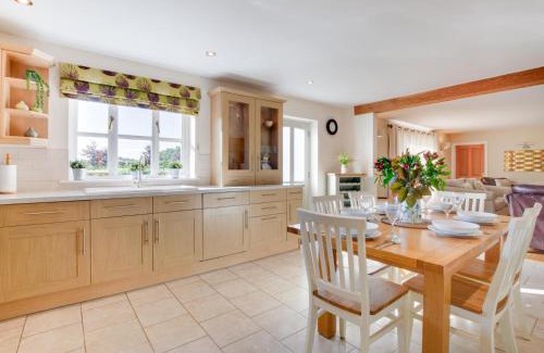 Foxley House | Pet-Friendly Oak Lodge: Family Haven with Great Reviews