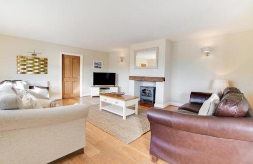 Foxley House | Pet-Friendly Oak Lodge: Family Haven with Great Reviews