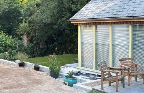 Tavistock House | Pet-Friendly Oak Lodge: 4-Star Stay with Breakfast Included