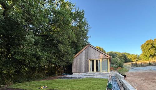 Tavistock House | Pet-Friendly Oak Lodge: 4-Star Stay with Breakfast Included
