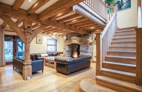 Pen-y-cae House | Cozy Oak Lodge - Experience Comfort at Pen Y Cae Inn