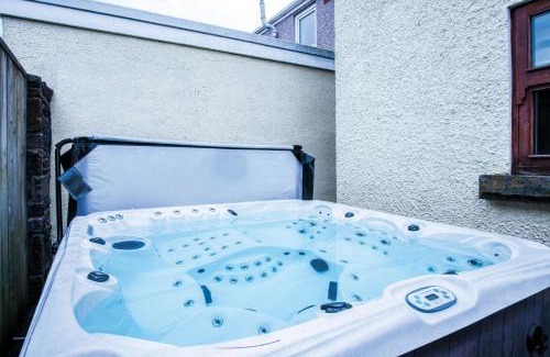Pen-y-cae House | Cozy Oak Lodge - Experience Comfort at Pen Y Cae Inn