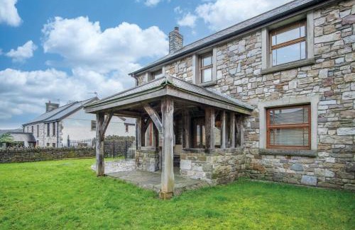 Pen-y-cae House | Cozy Oak Lodge - Experience Comfort at Pen Y Cae Inn