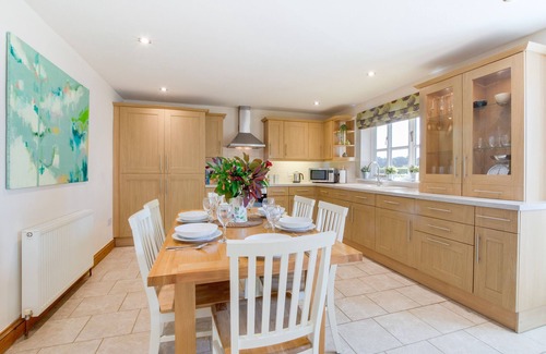 Foxley House | Cozy Oak Lodge: Family-Friendly Retreat with Kitchen & Breakfast