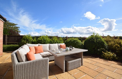 Foxley House | Cozy Oak Lodge: Family-Friendly Retreat with Kitchen & Breakfast