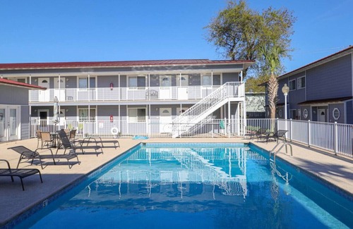 Biloxi Condo | Oak Shores Getaway in Biloxi