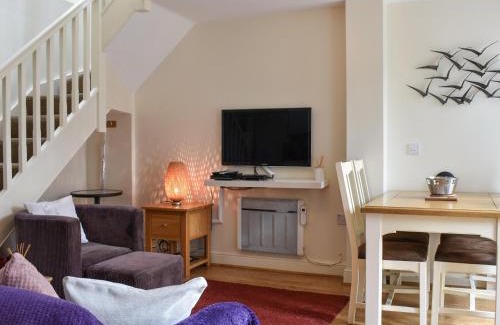 Otterburn House | Cozy Oak Tree Cottage: Pet-Friendly Retreat for Families