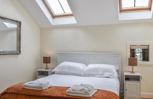 Otterburn House | Cozy Oak Tree Cottage: Pet-Friendly Retreat for Families