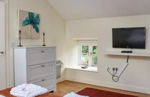Otterburn House | Cozy Oak Tree Cottage: Pet-Friendly Retreat for Families