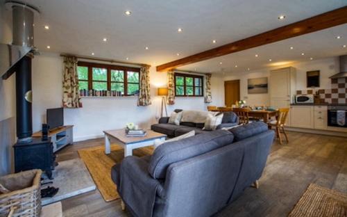 Lydney House | Relax at Oak Tree Cottage: 4-Star, Pet and Child Friendly