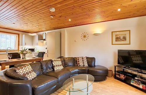 Liverton Villa | Escape to Oak Tree Lodge - Romantic Retreat in Devon