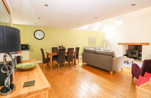 Crostwick Cottage | Relax at Oak Tree Lodge with Spa, Hot Tub & Family Amenities