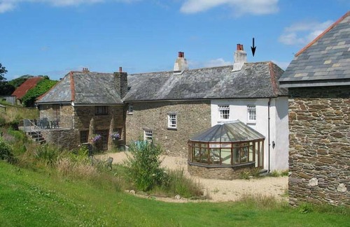 Washbourne Cottage | Pet-Friendly Oak Tree Cottage with Oceanfront Views