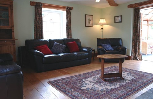 Washbourne Cottage | Pet-Friendly Oak Tree Cottage with Oceanfront Views