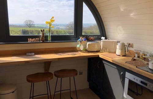 Dronfield Cabin | Cozy Oak Tree Retreat: Guest Rated 10/10 with Breakfast