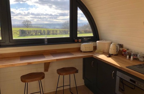 Dronfield Cabin | Cozy Oak Tree Retreat: Guest Rated 10/10 with Breakfast