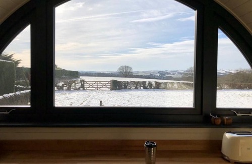 Dronfield Cabin | Cozy Oak Tree Retreat: Guest Rated 10/10 with Breakfast