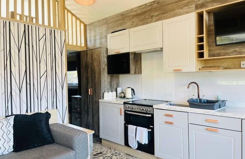 Rhayader House | Elegant Stays at Oak Tree View - Guest Rated 9.7/10