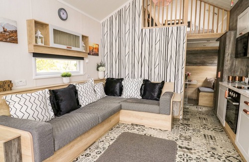 Llandrindod Wells Cottage | Relaxing Oak Tree View with Hot Tub in Rhayader