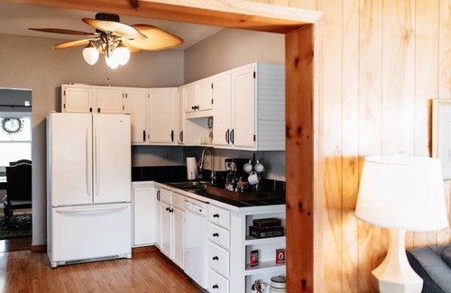 Afton House | Experience Oak View: Game Room & Hiking Trails Await