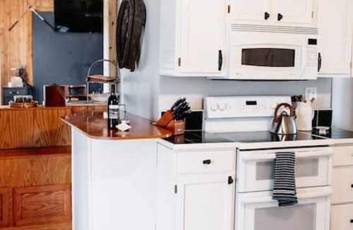 Afton House | Experience Oak View: Game Room & Hiking Trails Await