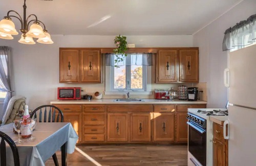 Cedarhurst House | Exceptional Oakbend Cottage: Cozy 2 Bed, Breakfast Included
