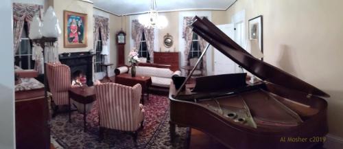 Halfmoon Bed & Breakfast | Elegant Oakcliff Bed and Breakfast with Hot Tub & Dining