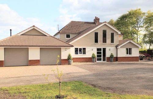 Sidmouth Apartment | Discover Oakcroft: 4-Star Comfort with a 9.7 Rating
