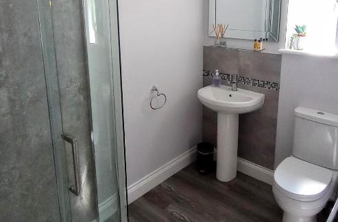 Sidmouth Apartment | Discover Oakcroft: 4-Star Comfort with a 9.7 Rating
