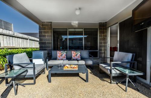Ocean Grove House | Oakdean Resort: Beachfront Escape with Pool & Spa Amenities