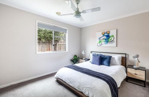 Ocean Grove House | Oakdean Resort: Beachfront Escape with Pool & Spa Amenities