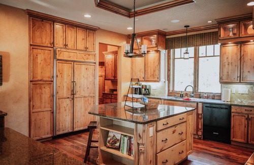 Walker House | Idyllic Lakeside Estate with Pontoon Rentals & Fish Cleaning