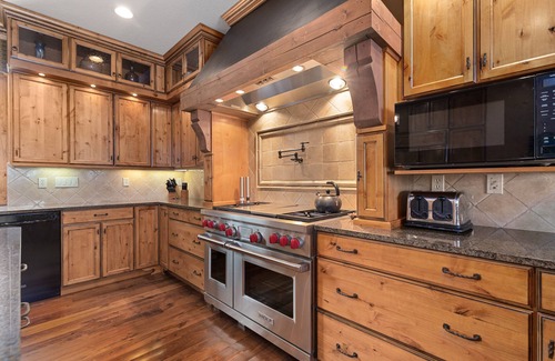 Walker House | Idyllic Lakeside Estate with Pontoon Rentals & Fish Cleaning