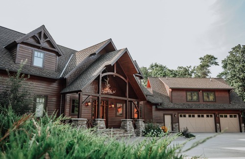 Walker House | Idyllic Lakeside Estate with Pontoon Rentals & Fish Cleaning