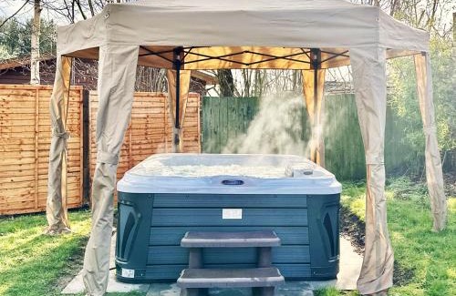 Wilberfoss Apartment | Cozy Oakland Lodge with Hot Tub & Free Parking Awaits