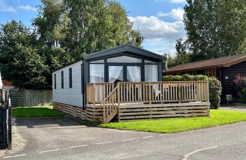 Wilberfoss Apartment | Cozy Oakland Lodge with Hot Tub & Free Parking Awaits