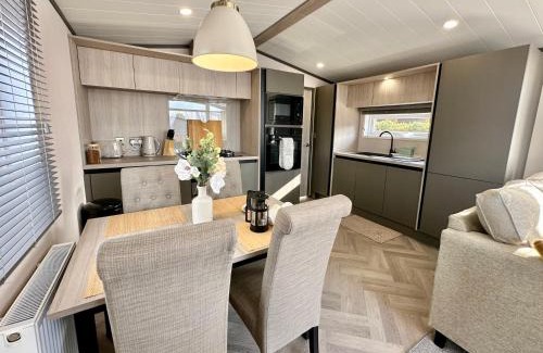 Wilberfoss Apartment | Cozy Oakland Lodge with Hot Tub & Free Parking Awaits