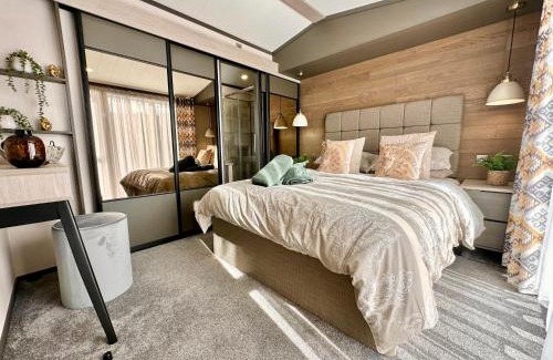 Wilberfoss Apartment | Cozy Oakland Lodge with Hot Tub & Free Parking Awaits