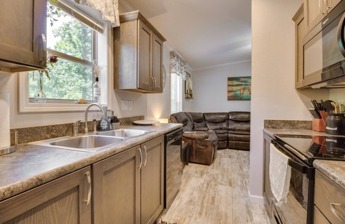 Oakland Cabin | Oakland Oasis: Relaxing Retreat with Spa & Pet-Friendly Comfort
