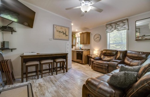 Oakland House | Peaceful Oakland Oasis: Family & Pet Friendly Retreat
