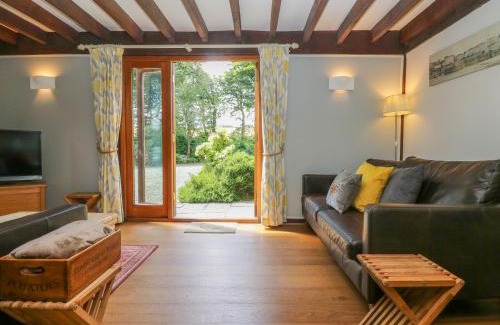 Camelford House | Family-Friendly Oaklands: 4-Star Stay with Pets Welcome