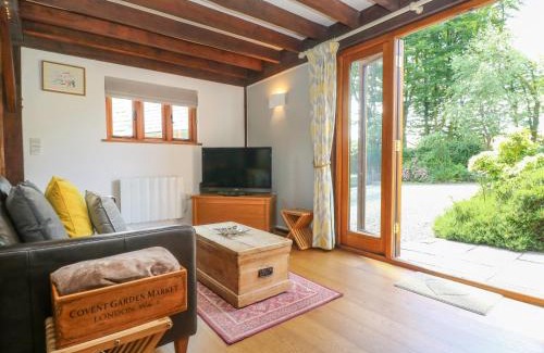 Camelford House | Family-Friendly Oaklands: 4-Star Stay with Pets Welcome