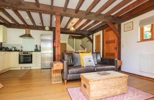 Camelford House | Family-Friendly Oaklands: 4-Star Stay with Pets Welcome