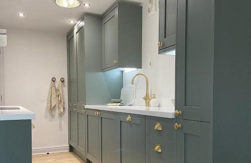Old Brampton House | Family-Friendly Oakleigh: Guest Rated 9/10 for Comfort