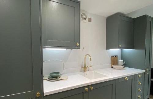 Old Brampton House | Family-Friendly Oakleigh: Guest Rated 9/10 for Comfort