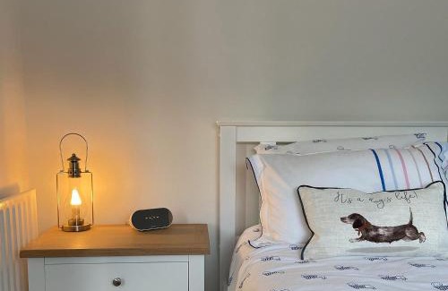 Old Brampton House | Family-Friendly Oakleigh: Guest Rated 9/10 for Comfort