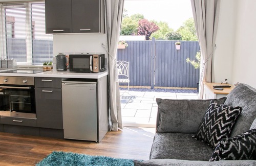 Four Crosses Cottage | Romantic Oakleigh Retreat with Garden & Breakfast in Four Crosses