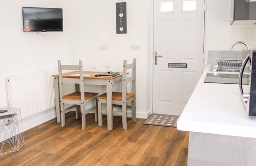 Four Crosses Cottage | Romantic Oakleigh Retreat with Garden & Breakfast in Four Crosses