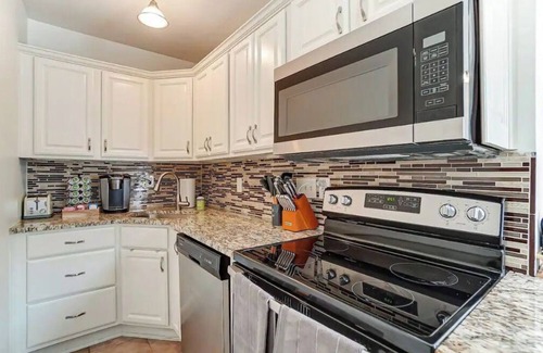 Hyde Park House | Pet-Friendly Oakley Square 3BR with Fire Pit & Perfect Rating