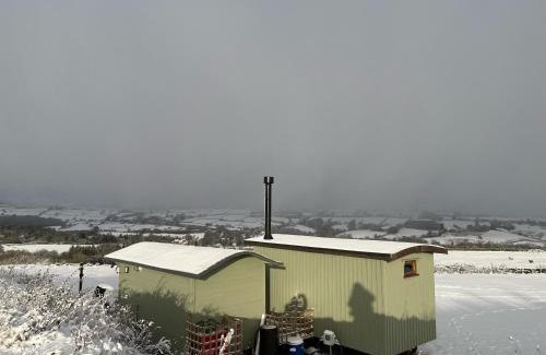 Great Fryup Dale Ski Chalet | Cozy Oakley View Shepherds Hut with Hot Tub & Pet-Friendly